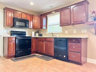 Cozy Home on Golf Course Near I75 and Bucee's - 1