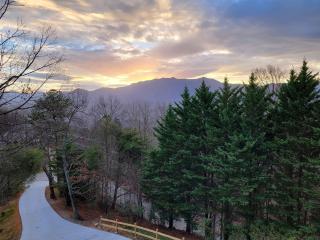 Fantastic Cabin with Pool Table and Games in Gartlinburg, Tennessee - 5