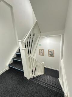 Train Station Spacious Apartments - Free Wifi, Netflix & Paid Parking Opposite - 4