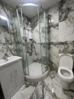 Train Station Spacious Apartments - Free Wifi, Netflix & Paid Parking Opposite - 7