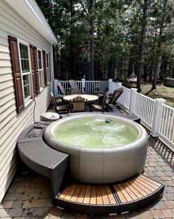 Gorgeous Cottage with Hot-tub and Games in Beaver Cove, Maine - 9