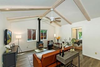 Spacious Modern Cabin Near Big Bear Lake in California - 9