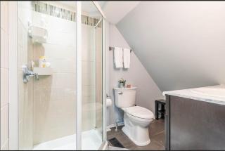 Urban 1BR Gem with Kitchen, Smart TV & Workspace - 1