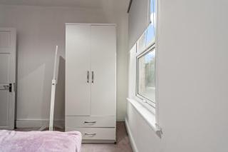 Modern 4-Bedroom London Victorian Home with PARKING - 6