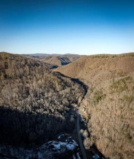 Quaint Cozy Cottage Perfect for a Peaceful Getaway in West Virginia - 3