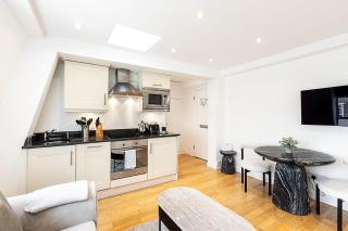 Stylish Chelsea Stay with Views - 8