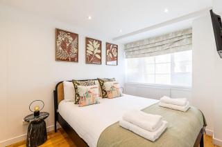 Stylish Chelsea Stay with Views - 7