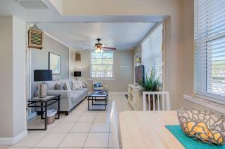Clearwater Beach Suites #206 - Heated Pool - Steps to The Sand! - 2