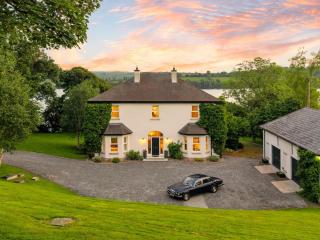 Large luxury lakeside home to sleep 10 people - 4