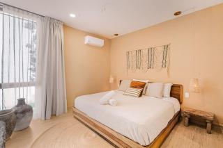 Divine 2BR with Beach Access Gym Fast WiFi - 4