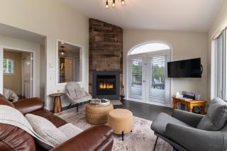 Condo 63: Bright Upper Floor with Terrace & BBQ - 2