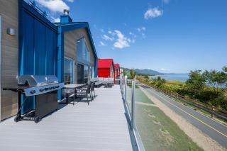 Mer et Mont 1223: Spa & River Views Near Le Massif - 2