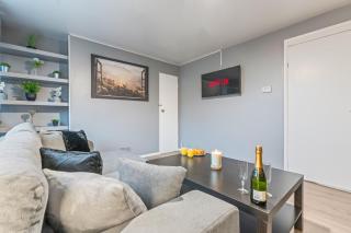 Modern 2-Bed Flat in London I Sleeps 7 I Near DLR - 8
