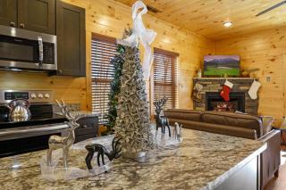 Festive Getaway - Hot Tub - 15 Min to Gatlinburg - 4