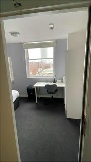 Budget Bright En-Suite Room in Central Coventry - 2