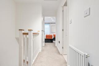 Modern 4-Bed Home, Accommodates 8, Garden, High-Speed WIFI, Driveway, Secure Garage - 4