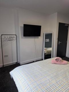 Cozy Urban Studio Steps from Wolverhampton Centre Appt 10 - 4