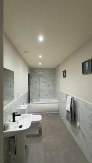 The Central Centenary, Leeds City Centre Apartments - 2