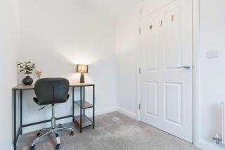 Modern 4-Bed Home, Accommodates 8, Garden, High-Speed WIFI, Driveway, Secure Garage - 3