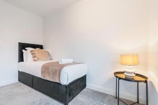 Modern 4-Bed Home, Accommodates 8, Garden, High-Speed WIFI, Driveway, Secure Garage - 5