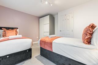 Spacious 4-Bed Home, Sleeps 8, Garden, WIFI, Driveway, Garage - 4