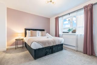 Spacious 4-Bed Home, Sleeps 8, Garden, WIFI, Driveway, Garage - 8