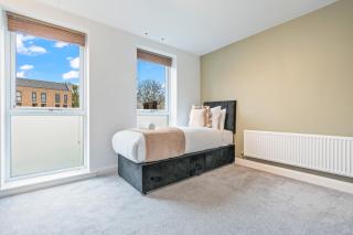 Modern 4-Bed Home, Accommodates 8, Garden, High-Speed WIFI, Driveway, Secure Garage - Birmingham - 1