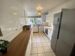 6-Bed House for 12 with Parking, Near Highfields Park - 9