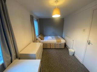 6-Bed House for 12 with Parking, Near Highfields Park - 7