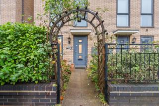 Spacious 4-Bed Home, Sleeps 8, Garden, WIFI, Driveway, Garage - 2