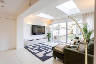 4BR House with Garden at Cardiff bay - 0