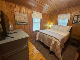 Hidden Cabin Getaway - 9