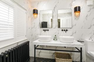 65 Monkgate Sleeps 10 with parking - 8