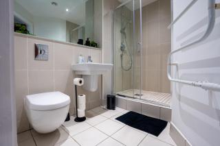 Spacious 2BR Apt - City Centre - Balcony - Parking - 6