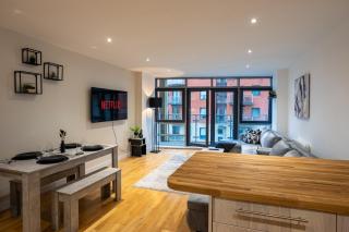 Spacious 2BR Apt - City Centre - Balcony - Parking - 4