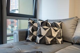 Spacious 2BR Apt - City Centre - Balcony - Parking - 1