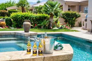 DESERT 5 STAR TOP RATED PRIVATE POOL SPA BBQ 3br - 7