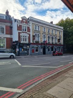 Stylish 2-Bedroom Putney Flat,1 Min to High Street, 3 Min to Tube, Perfect for Work Trips, Families & Hospital Visits - 9