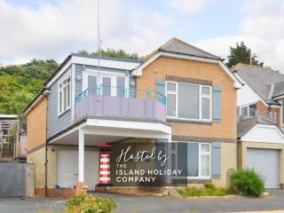 Princes Esplanade-Luxury Beachfront House with Balcony a stone throw from Gurnard Beach - 4