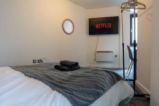 Large 2BR Flat in Heart of City - Sleeps 8 - 3