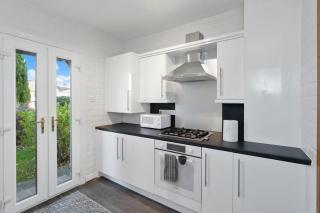 Free Parking - Central - Sleeps 6 - 3 Bedrooms - 7