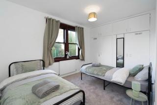 Free Parking - Central - Sleeps 6 - 3 Bedrooms - 4