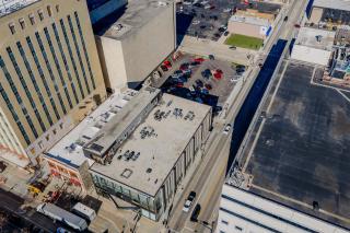 Modern City View 1BR Apartment with Office - free parking - 1