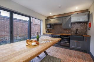 65 Monkgate Sleeps 10 with parking - 4