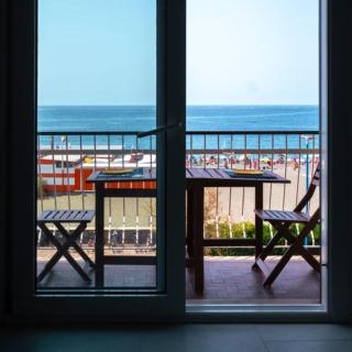 Mare fuori, sul lungomare con tre camere da letto e due bagni! - 8