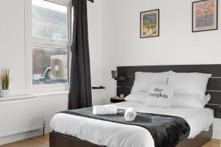 LUX 2 Bed Flat next to Station - 25 mins to London - 4