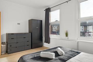 LUX 2 Bed Flat next to Station - 25 mins to London - 2