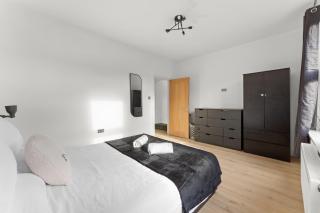 LUX 2 Bed Flat next to Station - 25 mins to London - 3