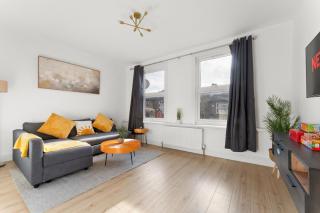 LUX 2 Bed Flat next to Station - 25 mins to London - 6