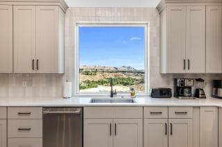 Cliffside Modern Villa - Hot Tub Stunning Views - 9